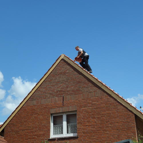 Dachdecker bei Dacharbeiten